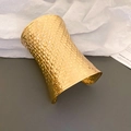 Détail du bracelet manchette large plaqué or avec motif tressé évidé et design texturé - Style Tissé - Or (Grand)