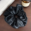 Γαλλικό ρετρό μαύρο δερμάτινο scrunchie σε ξύλινο γραφείο με ένα κερί - Μαύρο