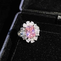 Detailansicht eines Rings mit rosa quadratischem Edelstein und floralem Kranz - Rosa Zirkonia Ring (Verstellbar)