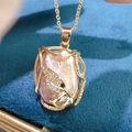 Collier de perles baroques avec pendentif vigne dorée et cristaux sur fond de velours bleu - Pendentif uniquement