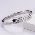 Brazalete de serpiente en acero plateado con gema azul en gota y circonitas blancas finas - Color Acero