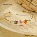 Dettaglio di un bracciale a fiori dorato con perline di zircone e misure del prodotto - Multicolore (NMSB-F335-4)