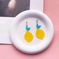 Orecchini a limone in acrilico con frutti gialli e foglie blu su un vassoio bianco - Limone 02 (Foglia Blu Gancio Oro)