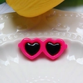 Dettaglio di occhiali da sole rosa a forma di cuore per animali su piatto bianco - Piccolo 2.9x1.2cm / Rosa Rosso