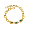 Dettaglio di bracciale a maglie rettangolari dorate con gemme verdi e chiusura a moschettone - Bracciale con Zircone Singolo - Maglia Rettangolare (CK801)
