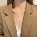 Elegante collana a catena dorata con quattro perle bianche graduate su un ciondolo - Collana con Quattro Perle