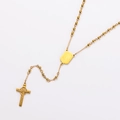 Detalle del collar de rosario de acero inoxidable dorado con cruz y medalla - Estilo 1