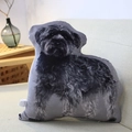 Detailansicht eines lebensechten Schnauzer-Plüschkissens auf einem beigen Sofa-Kissen - Boston Terrier 33*30cm