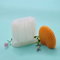Molde de silicona abanico de concha para velas y jabones en fondo azul claro - Molde en forma de abanico de concha