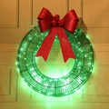 Detail eines Weihnachts-Metallkranzes mit grünen LEDs und roter Schleife an weißer Tür - 30CM Grün Mit Licht