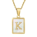 Collier en acier doré 18K avec pendentif rectangulaire en nacre et initiale K dorée - Lettre K (Or)