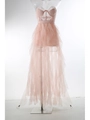 Détail de la robe en tulle rose avec bustier en dentelle et jupe longue vaporeuse - Abricot