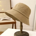 Khaki Anglerhut mit breiter Krempe und Strukturstoff auf einem Holzständer - M (56-58cm) / Khaki
