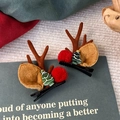 Detail von Weihnachts-Rentier-Haarspangen mit Plüschohren und festlichen Dekorationen - Baum Pompon Geweih (24222M)