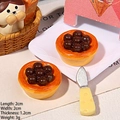 Mini-Harz-Schokoladentarte-Modelle mit Käsemesser für DIY-Puppenhaus und Bastelarbeiten - Sieben Perlen Eiertorte