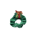 Gros plan sur le chouchou en velours vert avec pendentif cadeau de Noël et accents dorés - Cadeau de Noël