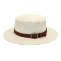 Detalle de sombrero de paja de copa plana con banda de cuero marrón y hebilla de plata - M / Blanco puro