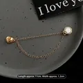Detalle de clip de cadena magnética dorada para ajustar la longitud de camisetas y estilo - Dorado
