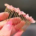 Macro di scaglie di quarzo fragola rosa su un pettine per capelli in metallo dorato - Quarzo Fragola + Pettine Oro 20 Denti