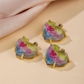 Primer plano de colgantes de resina brillante en forma de corazón con bordes dorados y rosa - Corazón