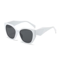 Occhiali da sole cat-eye bianchi con montatura spessa e stanghette geometriche moderne - Montatura Bianca Lenti Grigie