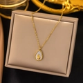 Collana con ciondolo a forma di avocado dorato e madreperla su confezione regalo - Collana / Oro