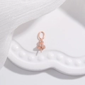 Vista macro di un gancio per ciondolo in oro rosa con micro-pavé di zirconi cubici - Stile B: Gancio Vestito Oro Rosa (5*13.3mm)
