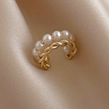 Detail der vergoldeten zweischichtigen Ear Cuff mit edlen weißen Perlen auf Seidenstoff - Gold Perle