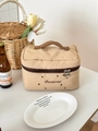 Detail der beigen gesteppten Kosmetiktasche mit Herzstickerei und doppelten Herz-Reißverschlüssen - Khaki