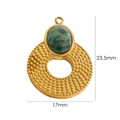 Dettaglio del ciondolo in pietra verde sfaccettata e anello dorato con altezza 23,5mm - 1 Giada Africana - Anello Granulato