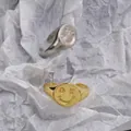 Retro-Ring-Set mit Smiley-Gesicht in Gold und Silber und OK-Gravur, verstellbar - Lächelnder Buchstabengravurstil (TJZ039)