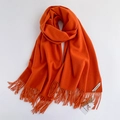 Sciarpa arancione minimalista in finto cashmere con morbide nappe da donna, vista piatta - Arancione