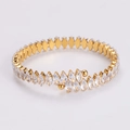 Detail van gouden armband met marquise geslepen zirkonia en gepolijste bolvormige kapjes - Goud