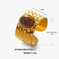 Goldener Edelstahlring mit Hammerschlag-Textur und großem braunem Edelsteinbesatz - Gold-Brauner Edelstein