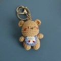 Portachiavi orsetto di peluche marrone fatto a mano con bavaglino blu e motivo ciliegie - Orso con Bavaglino Marrone Chiaro / Orso Crema Marrone Chiaro