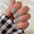 Uñas postizas cortas gris verde con acabado brillante sobre fondo de tela suave - Verde Grisáceo (JP2181)