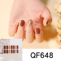 Detail von QF648 braunen Leoparden-Nagelstickern mit professioneller Anwendung auf der Hand - Brauner Leopardenmuster Stil (QF648)