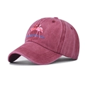 Primer plano del bordado de flamenco en gorra de béisbol de algodón granate lavado - Ajustable / Burdeos