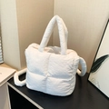 Minimalistische witte gewatteerde puffer tote tas met zachte handvatten en wolktextuur - Wit