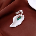 Detail van een artistieke ring met witte parels, metalen bloemblaadjes en groen email - Calla Lelie Open Ring (Verstelbaar) / Wit-Groen