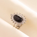 Nahaufnahme eines Retro-Edelstahlrings mit schwarzem Stein und verzierten Details - Silberner Ring / Schwarzer Marmorstein