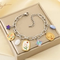 Dettaglio di un bracciale vintage in acciaio con ciondoli smaltati a forma di fiore e stella - Stile Tulipano Rosa Buona Fortuna (KB205829-SXSJ)