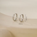 Vista macro di orecchini a cerchio in argento lucido con misura del diametro di 1,5 cm - Un Paio / Stile Lucido-Oro Bianco (E071434b)