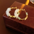 Aros bañados en oro con cristales transparentes y cuentas de metal sobre caja de cuero - Blanco (Bañado en Oro)