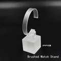 Support de montre en acrylique translucide avec fini brossé et base 4x4x4cm sur fond noir - Petit (Base 4CM) / Brossé Dépoli