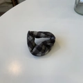 Dettaglio di un elastico per capelli a scacchi grigi in morbido tessuto tessile - Quadri Grigi