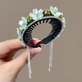 Detalle de pinza para pelo con flor verde y borlas de diamantes sobre base negra - Estilo 2 / Flor Verde