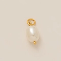Detailopname van een witte ovale zoetwaterparel hanger met 18K vergulde ringhouder - Parel Hanger