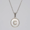 Collana in acciaio argento con pendente tondo in madreperla e una lettera C a rilievo - Argento Conchiglia Bianca Lettera C