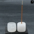 Minimalistische witte natuurlijke kristallen wierookhouder met marmeren stenen basis - Bergkristal